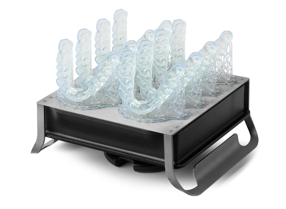 Plateforme de fabrication avec quelques gouttières occlusales imprimées avec Dental LT Comfort Resin.