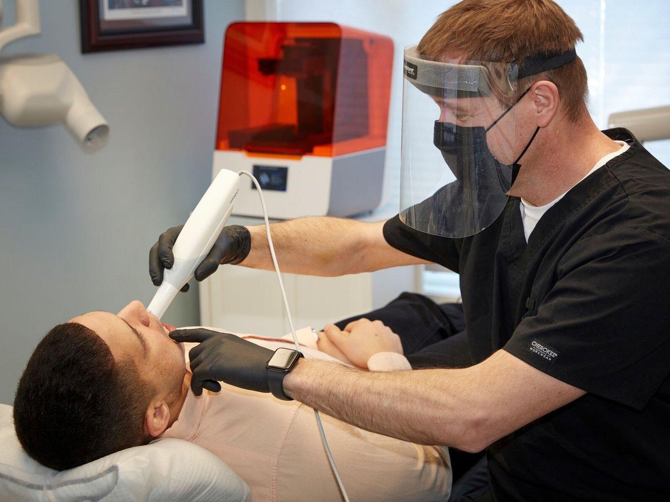 Dentiste utilisant un scanner intraoral