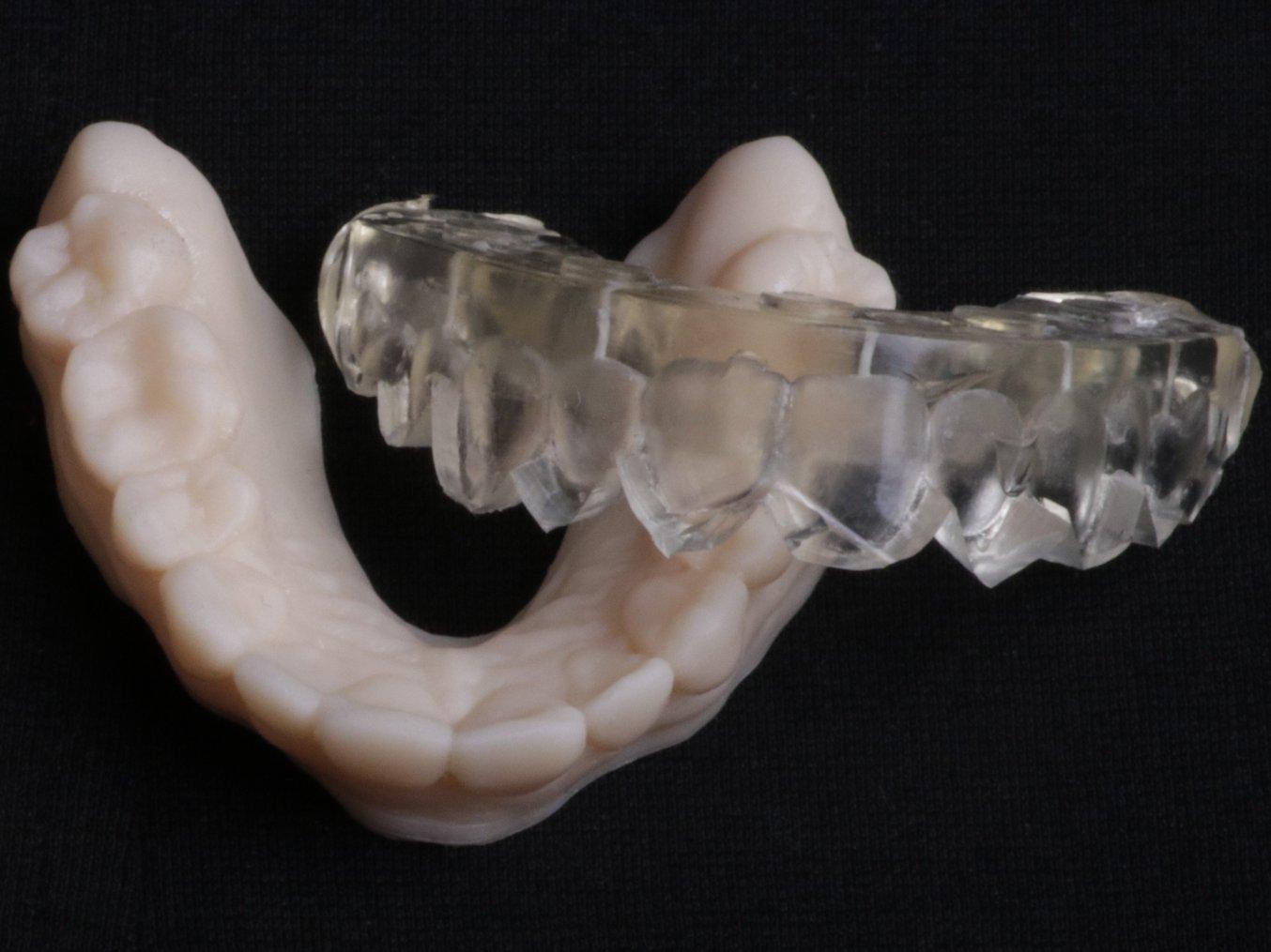 Modèle dentaire imprimé en 3d avec Model Resin et plateau de collage indirect imprimé en 3d avec IBT Flex Resin