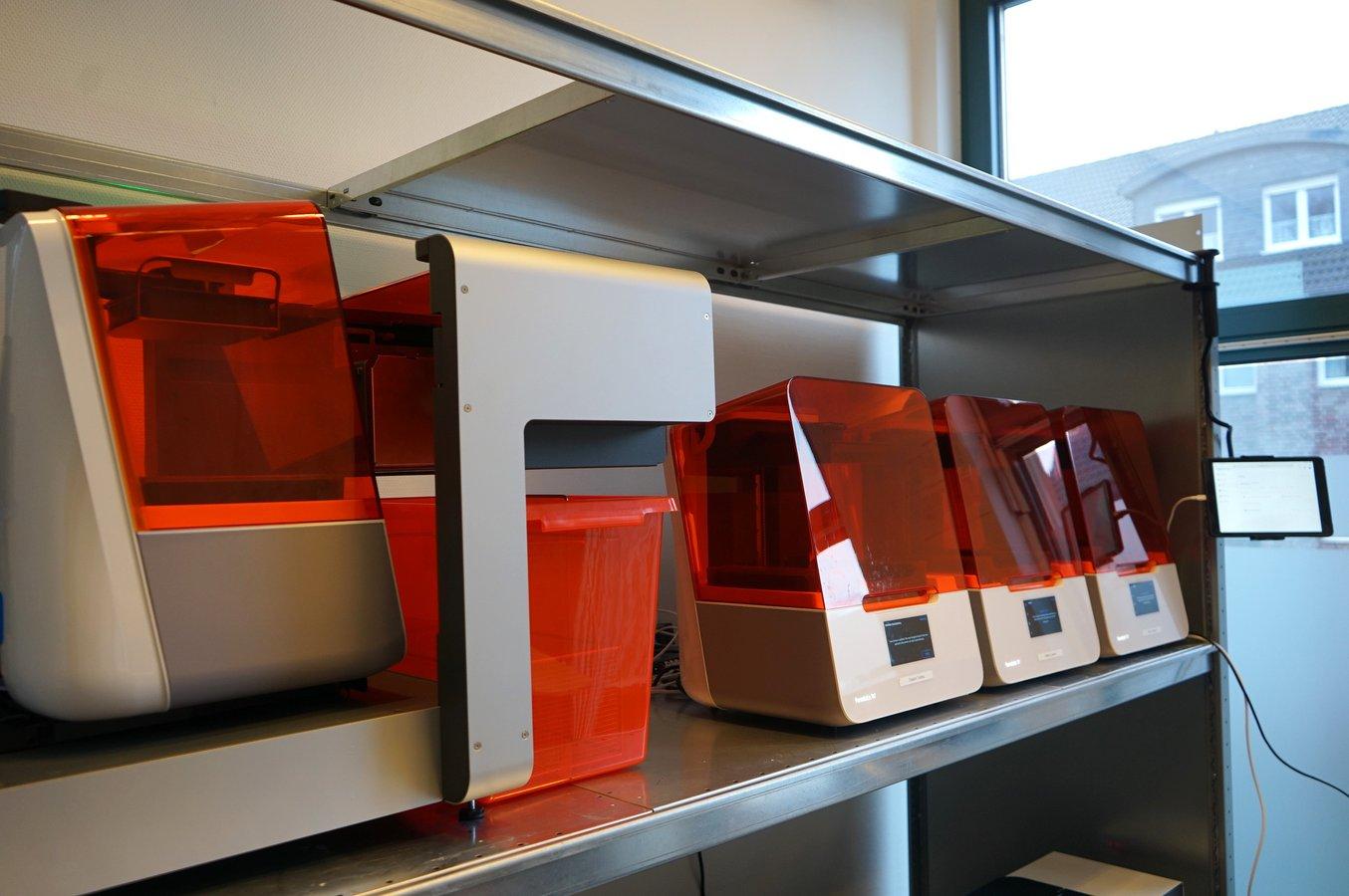 Form Auto e stampanti 3D Form 3B in un laboratorio odontotecnico