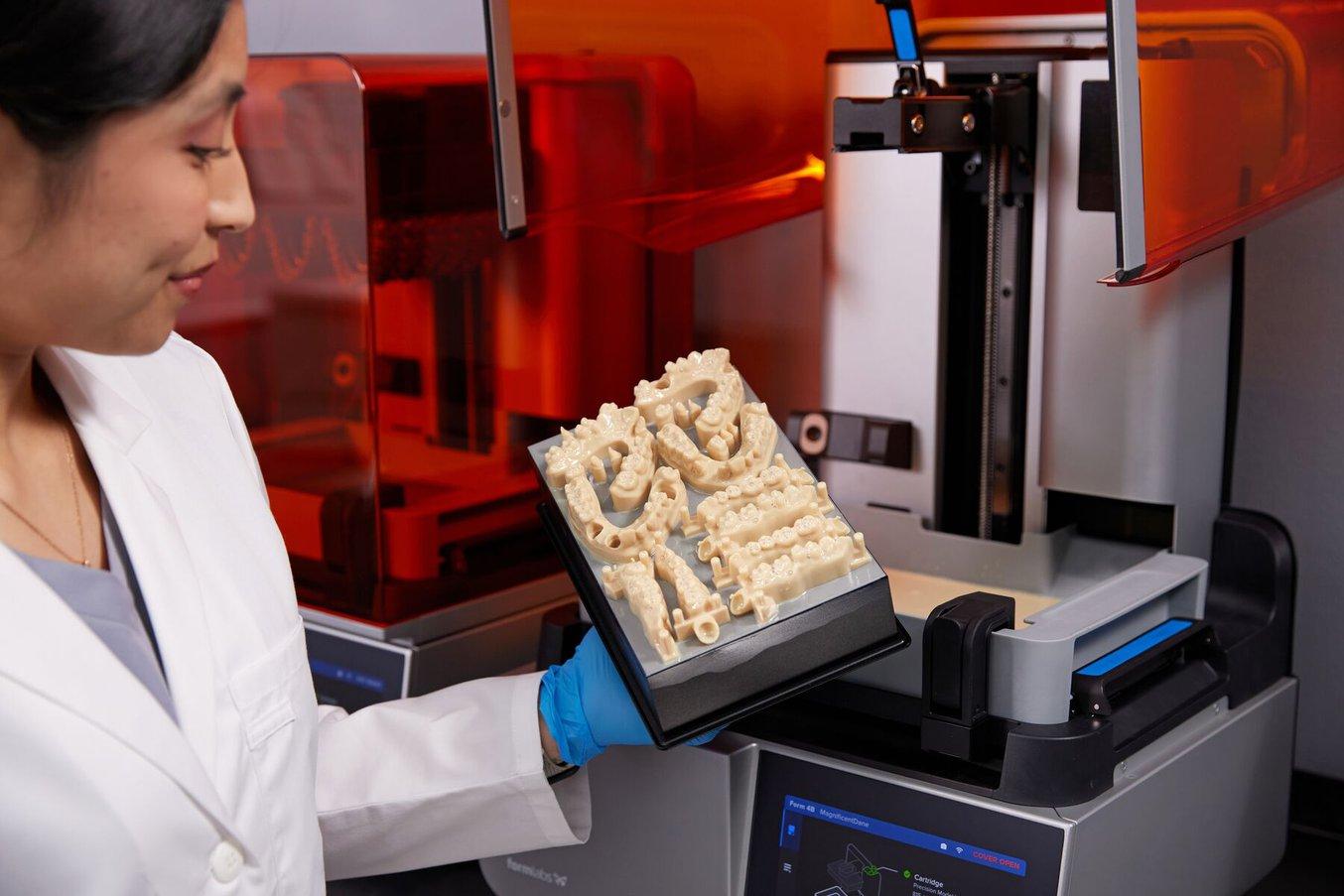 Una piattaforma di stampa con dei modelli odontoiatrici stampati in 3D
