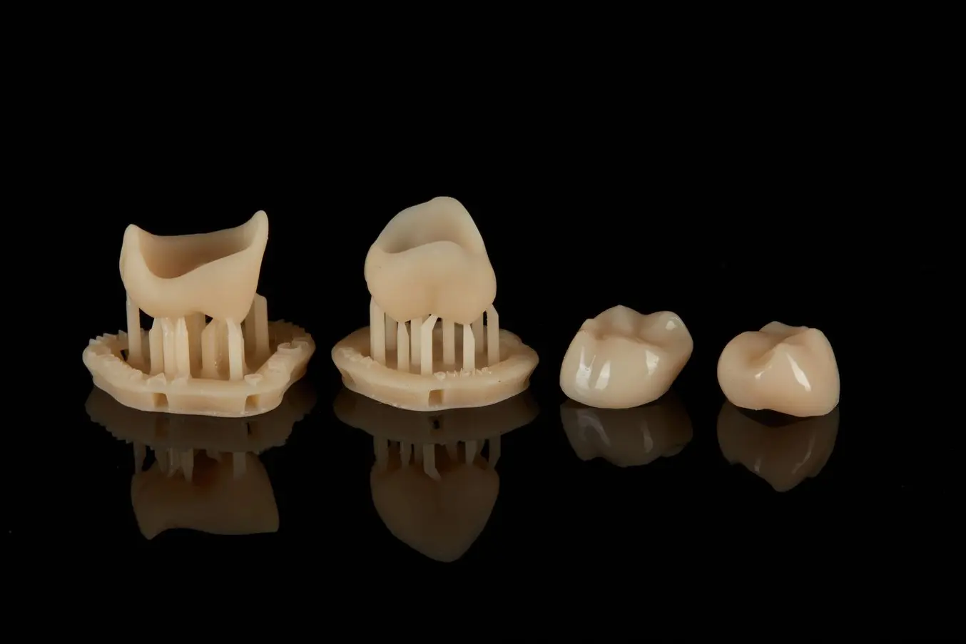 Confronto tra due corone stampate in 3D sui supporti e due corone in 3D finite