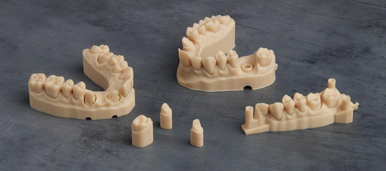 Modelli di protesi stampati con resina di colore marrone chiaro