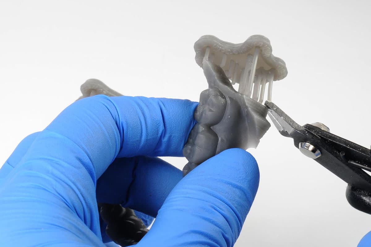 Removing supports from a 3D printed occlusal splint with a tool