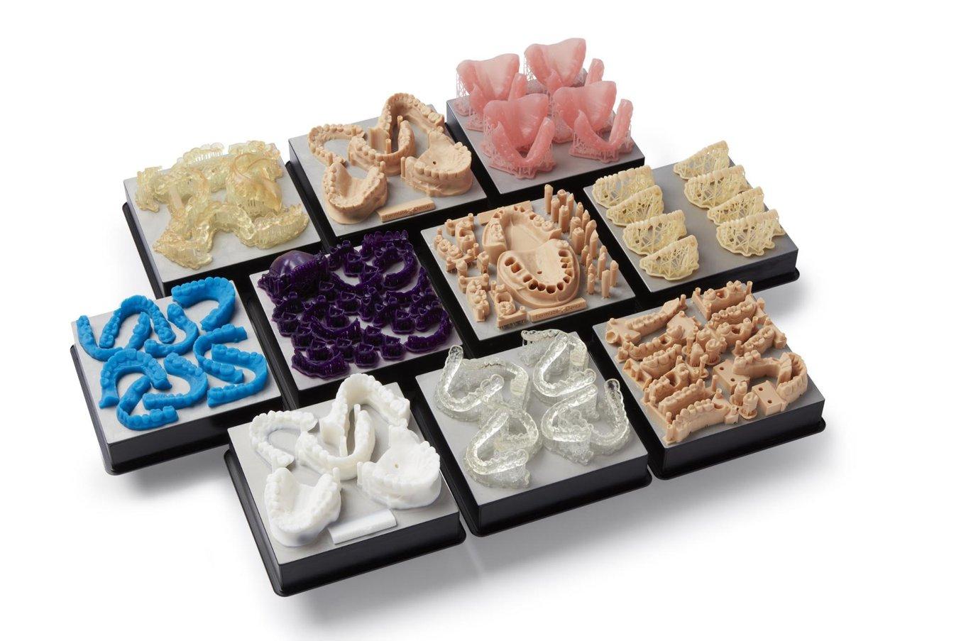 Le stampanti 3D dentali consentono di produrre su larga scala un’ampia gamma di prodotti odontoiatrici, in modo economico e personalizzato.