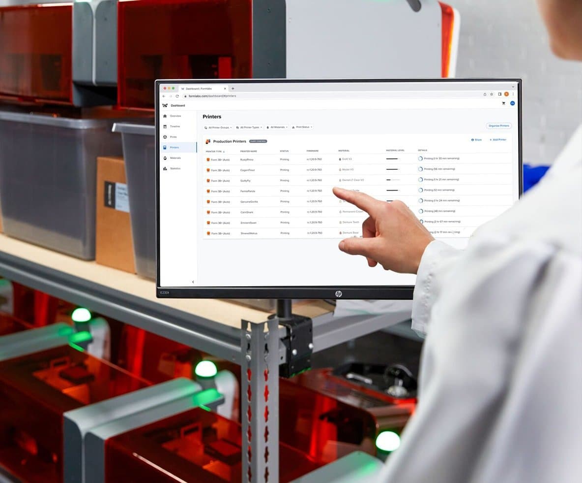 Esperta di odontoiatria Formlabs che usa il Fleet Control