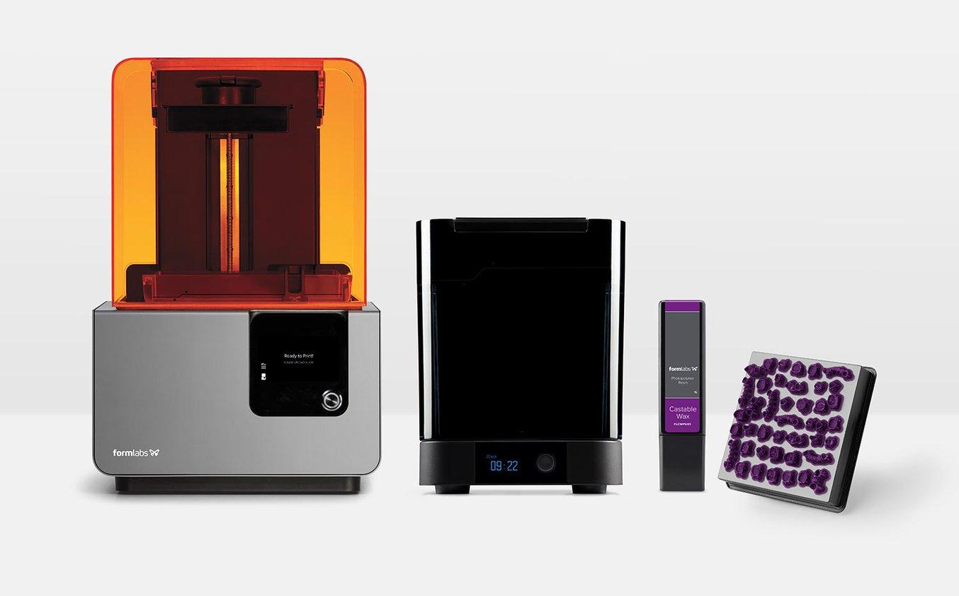 Una configurazione completa per la stampa in 3D di modelli con la Castable Wax Resin: la stampante 3D stereolitografica desktop Form 2, la postazione di lavaggio automatico Form Wash, una cartuccia della Castable Wax Resin e una piattaforma di stampa con p
