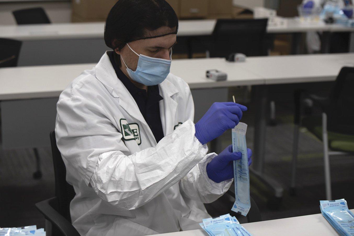 Nell'interesse del controllo di qualità, il laboratorio traccia ogni singolo tampone durante l'intero processo di fabbricazione.