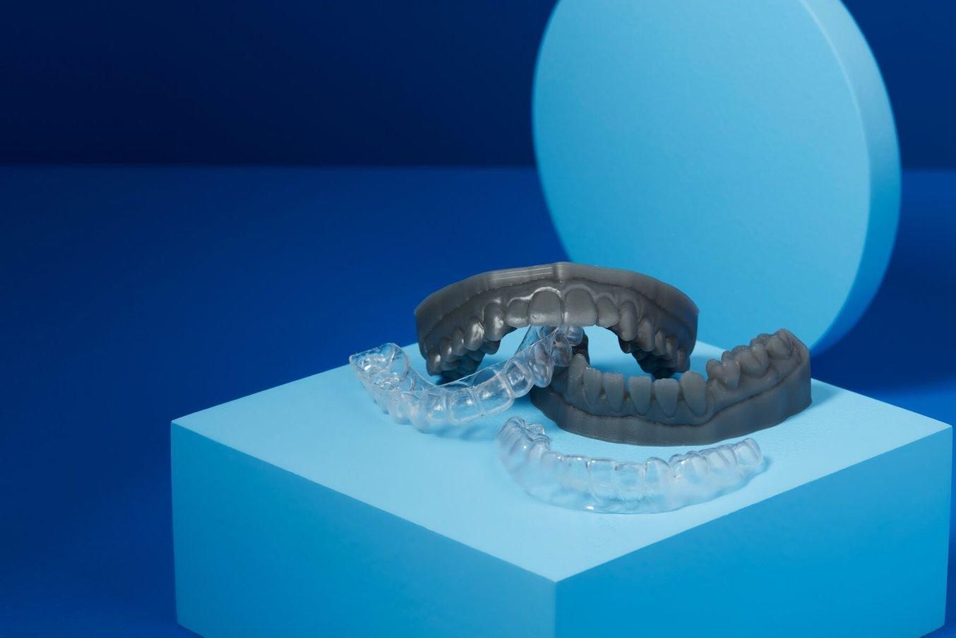 Dental models in grey resin and two clear aligners