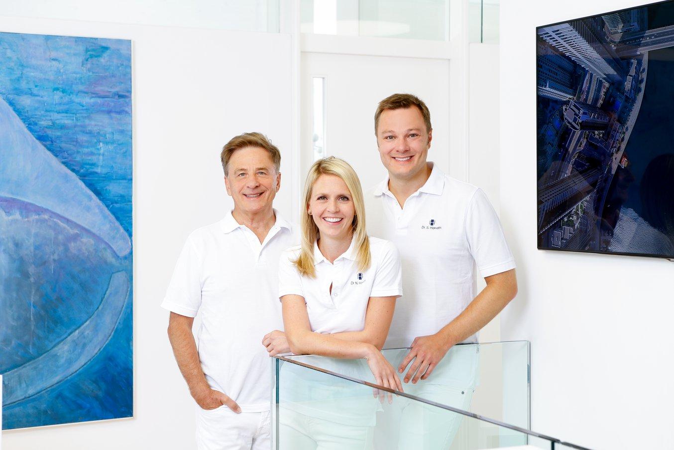 Il dottor Sebastian Horvath (a destra) gestisce lo studio di famiglia con la moglie, la dottoressa Nicole Horvath, ortodonzista, e il padre, il dottor Domonkos Horvath, anche lui dentista.