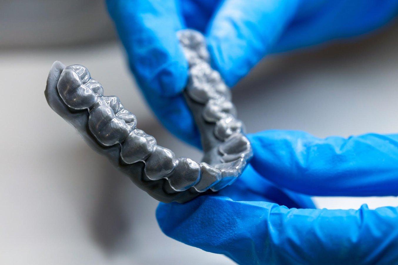 Plaque occlusale transparente thermoformée sur un modèle imprimé en 3D sur une imprimante 3D dentaire Form 3B de Formlabs.