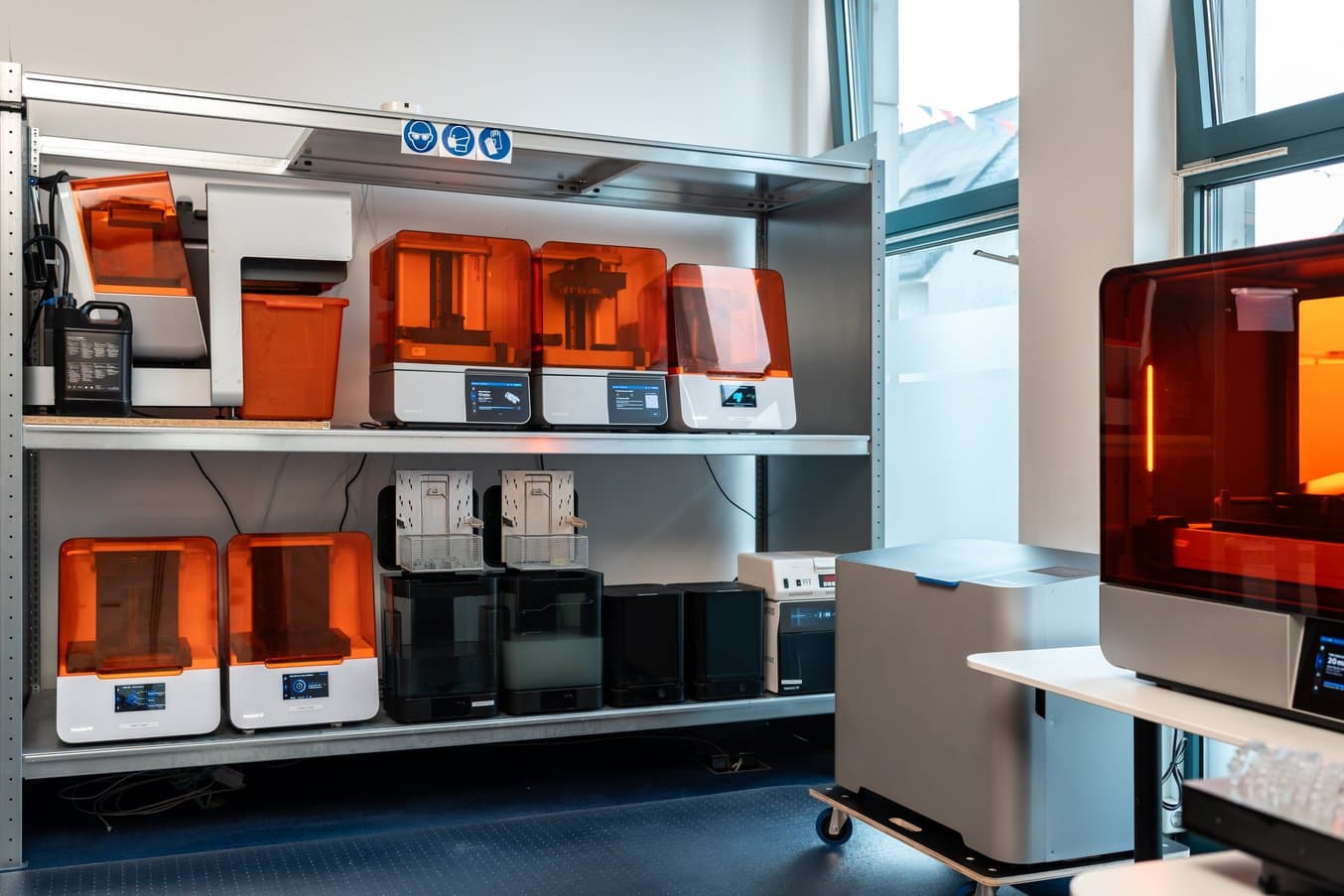 La salle d'imprimantes 3D de Kreimer comprenant la Form Auto, la Form 4B, la Form 3B+, la Form Wash L et la Form 4BL