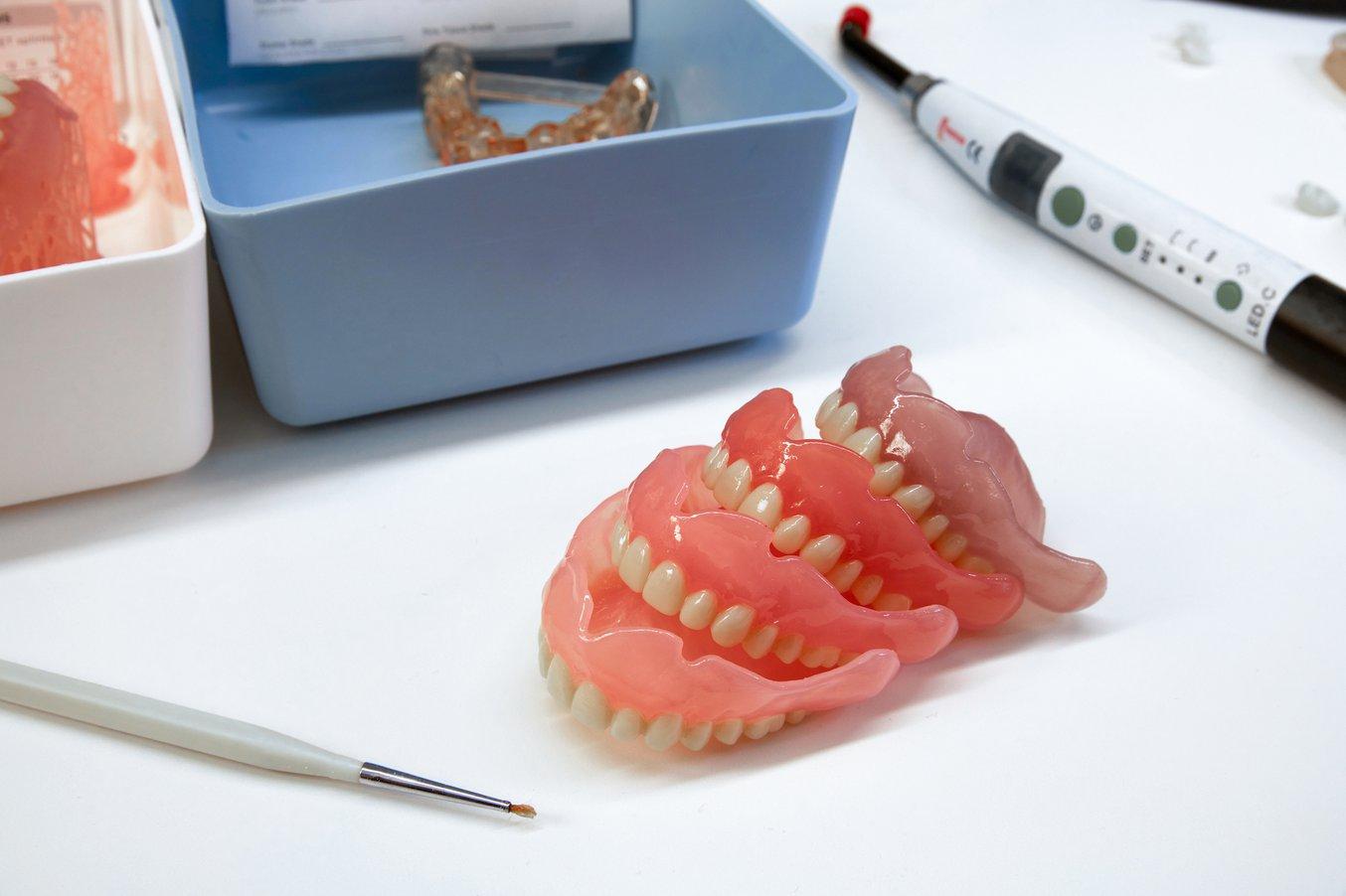 Vier neue Farben für Kunstharz für digitale Zahnprothesen