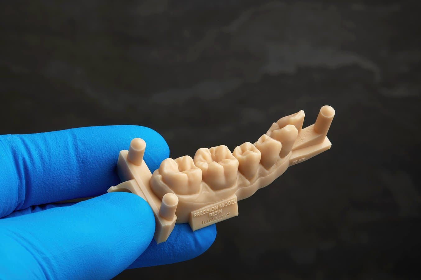 Modello di protesi stampato in 3D in marrone chiaro con la Precision Model Resin