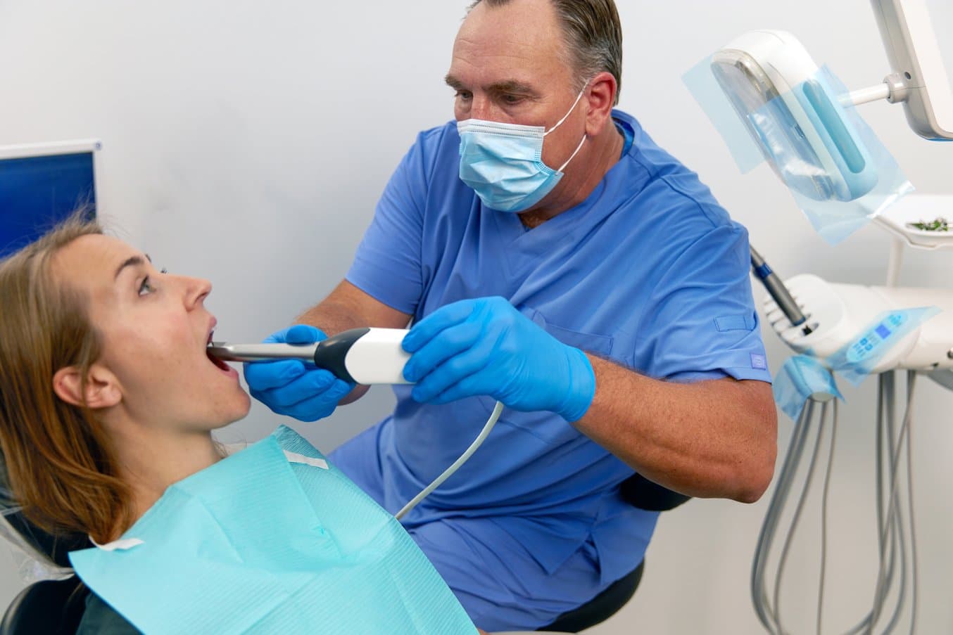 Les scanners intraoraux aident à réduire le temps passé en fauteuil, diminuent le volume de travail ainsi que le coût des matériaux, et éliminent le besoin d'expédier les empreintes au laboratoire dentaire.