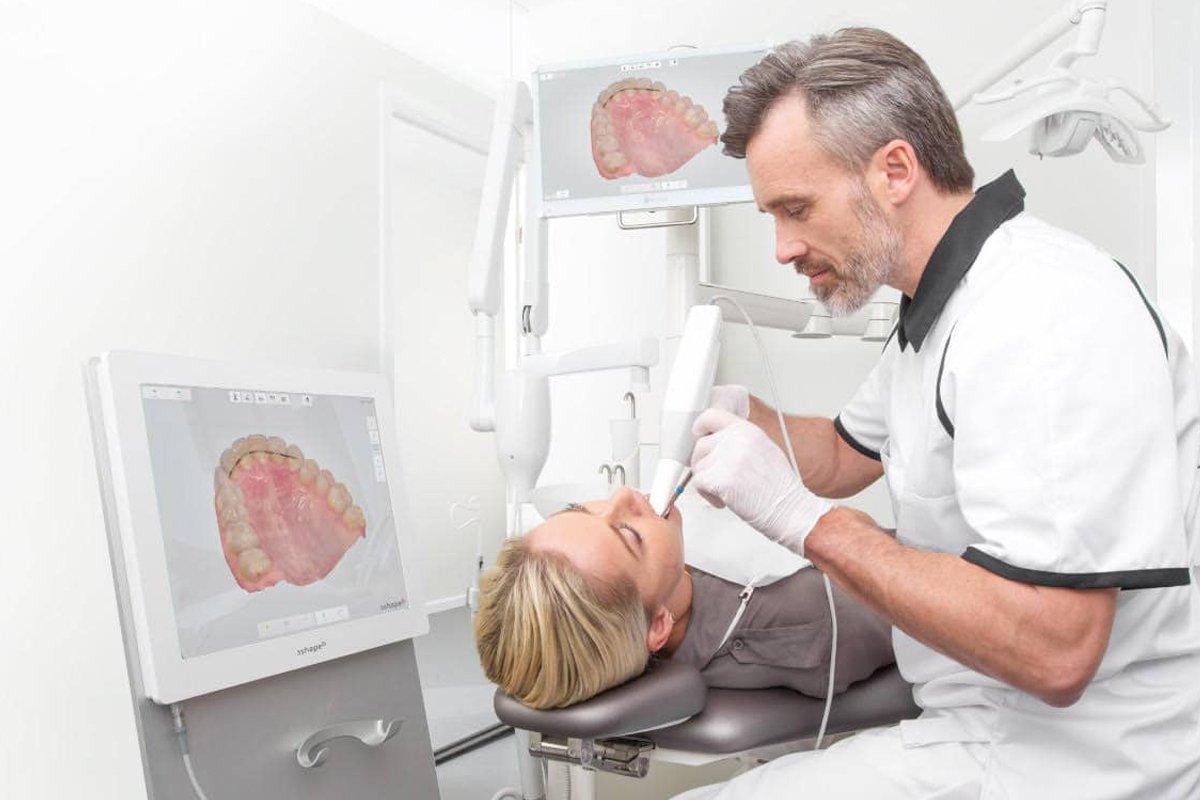 Gli scanner intraorali possono acquisire le scansioni direttamente dal paziente, sostituendo quindi le impronte manuali con impronte digitali rapide e precise.