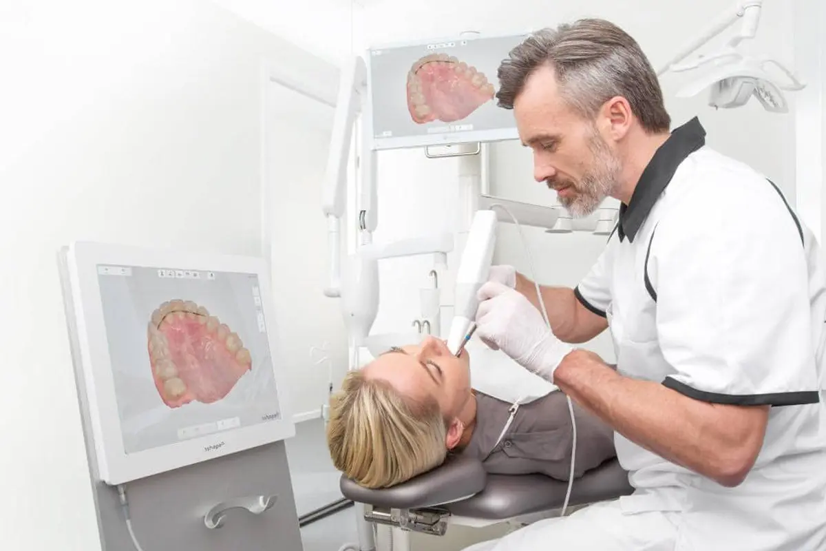 Intraoralscanner können Scans direkt vom Patientengebiss nehmen, was manuelle Abdrücke durch schnelle und genaue Digitalabdrücke ersetzt. Alternativ können Desktopscanner in Dentallaboren traditionelle Alginat- und PVS-Abdrücke erfassen.