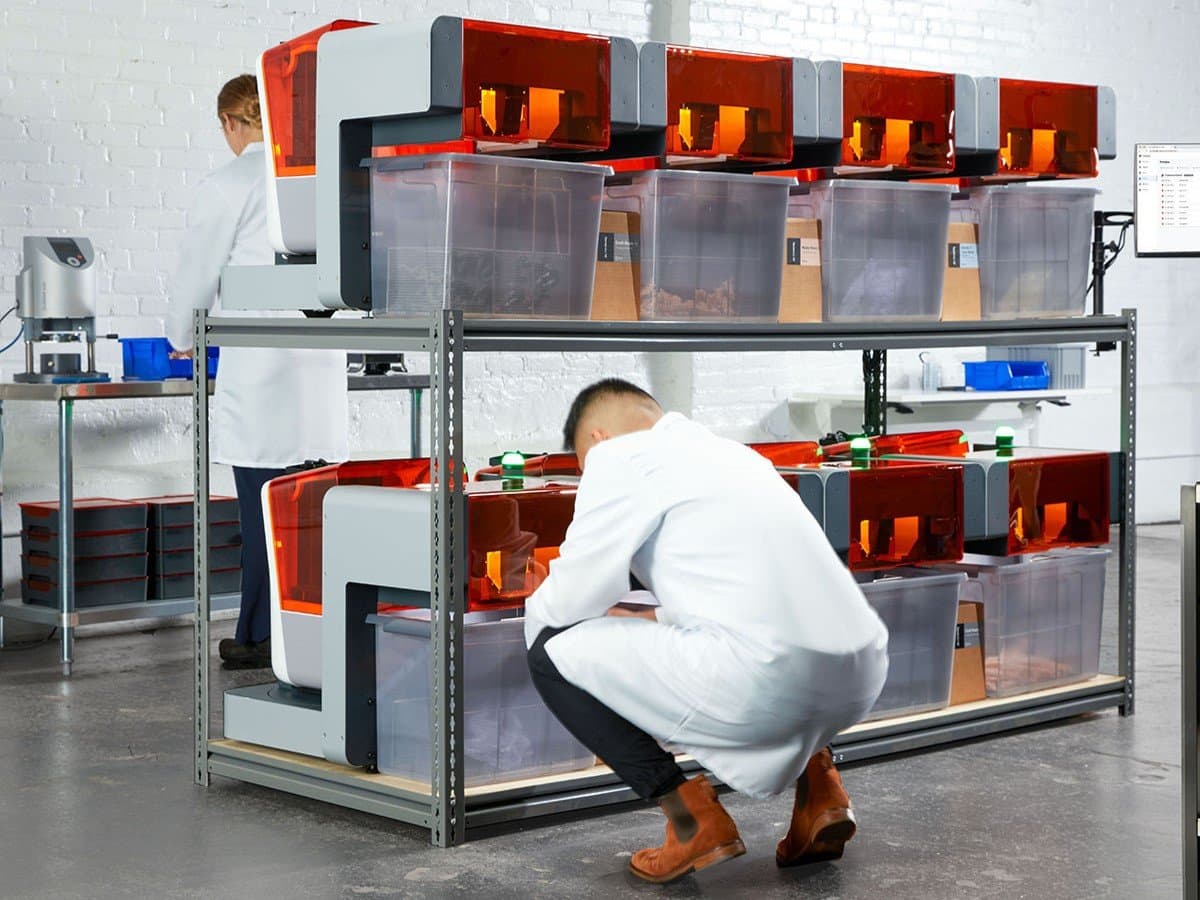 Mit Form Auto aufomatiierte 3D-Druckerflotte aus Form 3B im Dentallabor