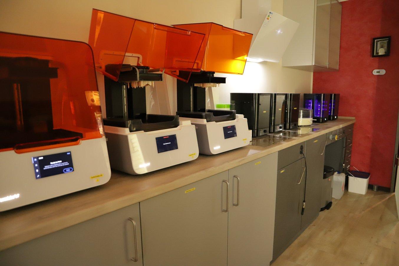 Die Formlabs-Drucker des Typs Form 3B im Labor von Dentaltechnik Hamm