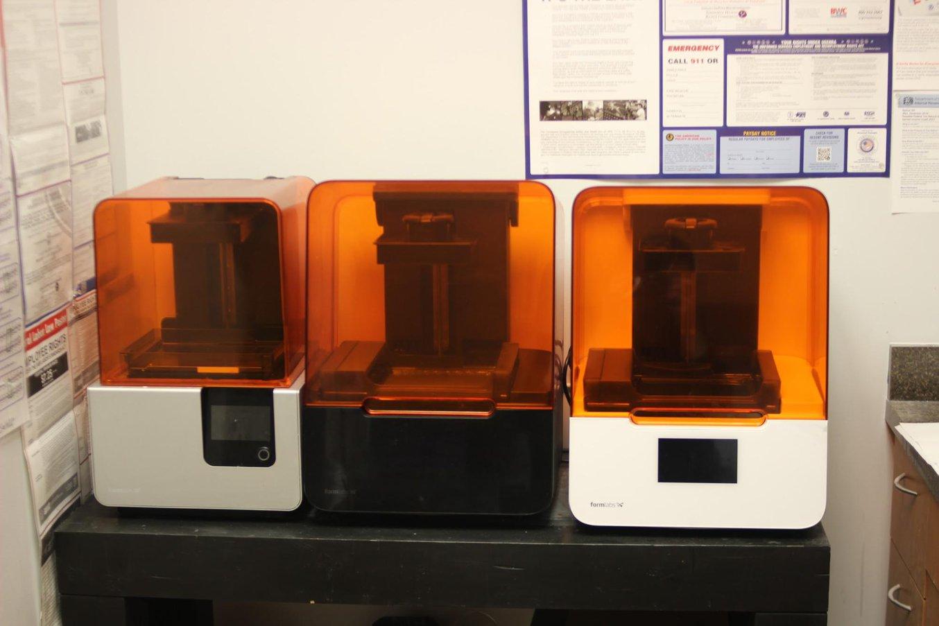 Le Dr Burton dirige un petit laboratoire interne équipé d'une Form 2, d'une Form 3 et d'imprimantes 3D dentaires Form 3B.