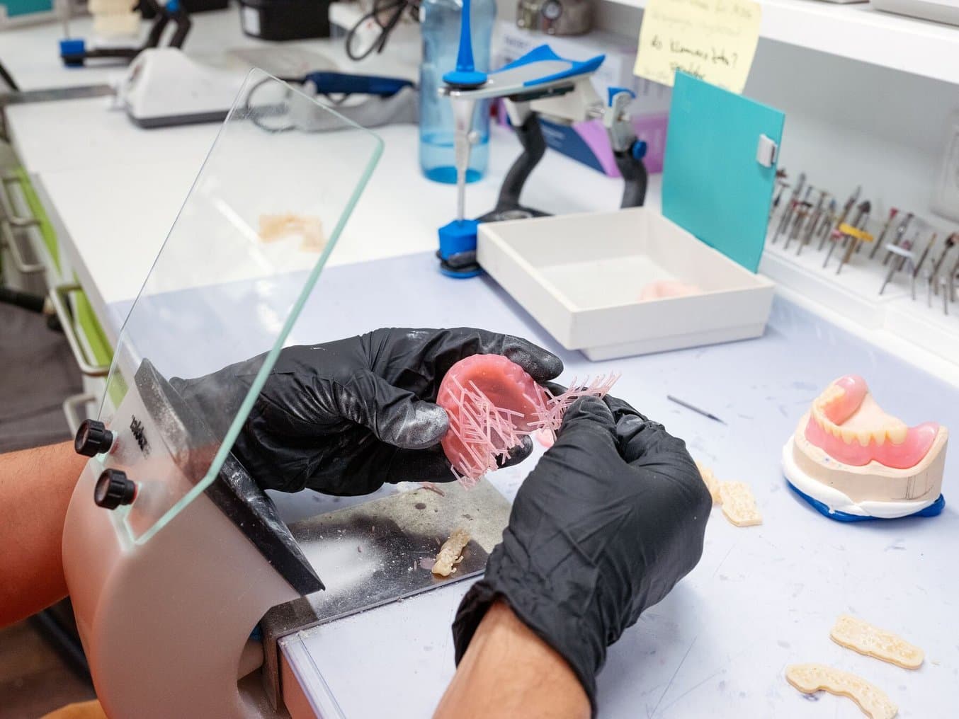 Removing structures from a 3D printed denture base