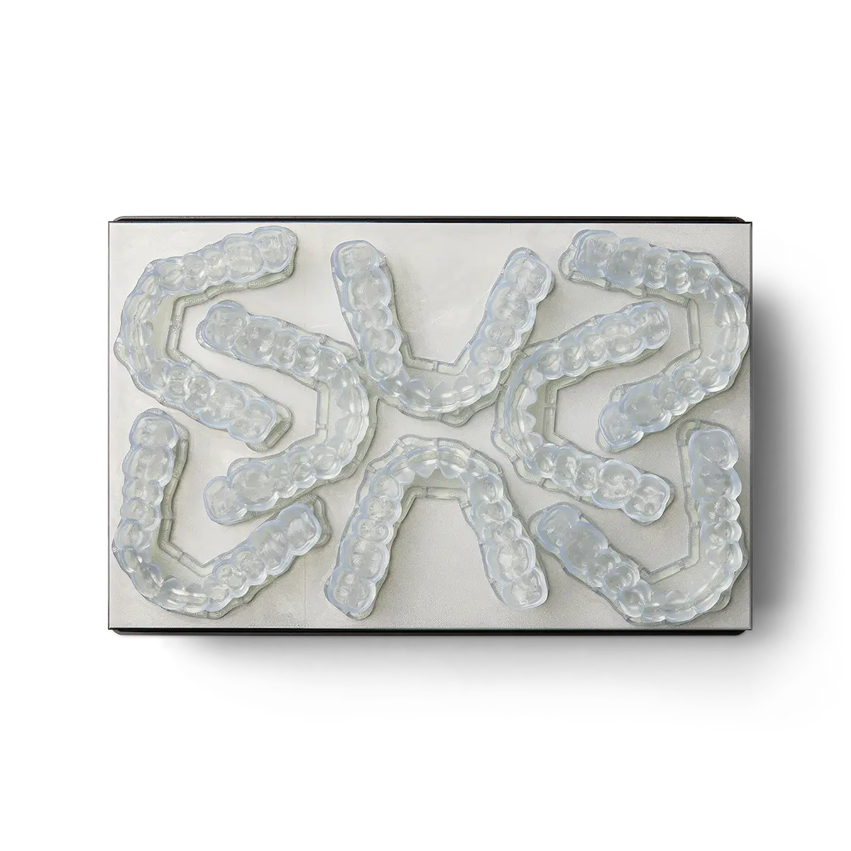 Konstruktionsplattform mit acht transparenten 3D-gedruckten Okklusionsschienen