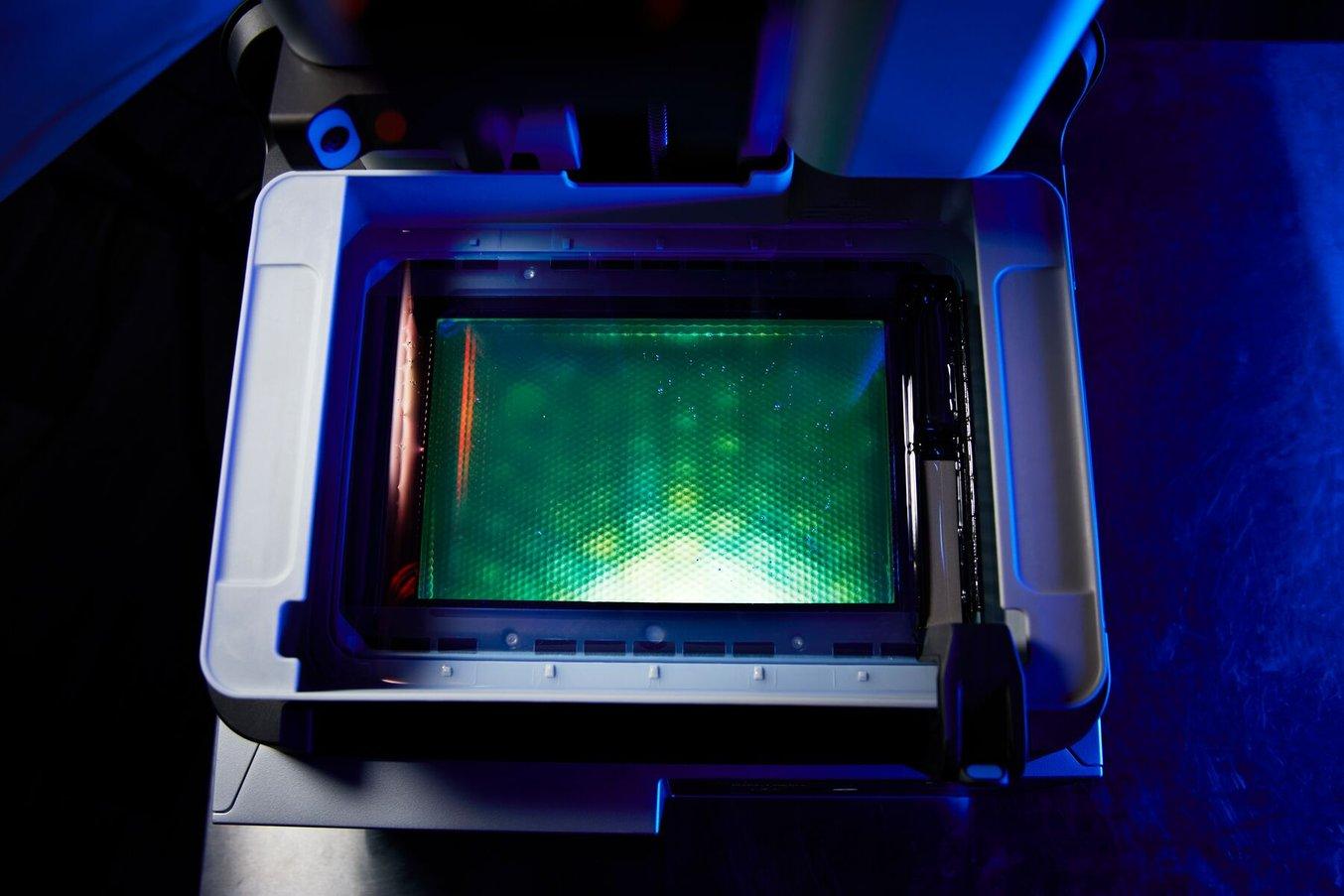 L'intérieur de l'imprimante 3D Form 4B, avec le réseau de lentilles